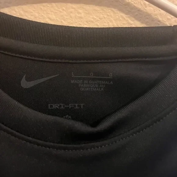 Nike Black Athletic Jerseys with Iconic Swoosh - Picture 3 of 6